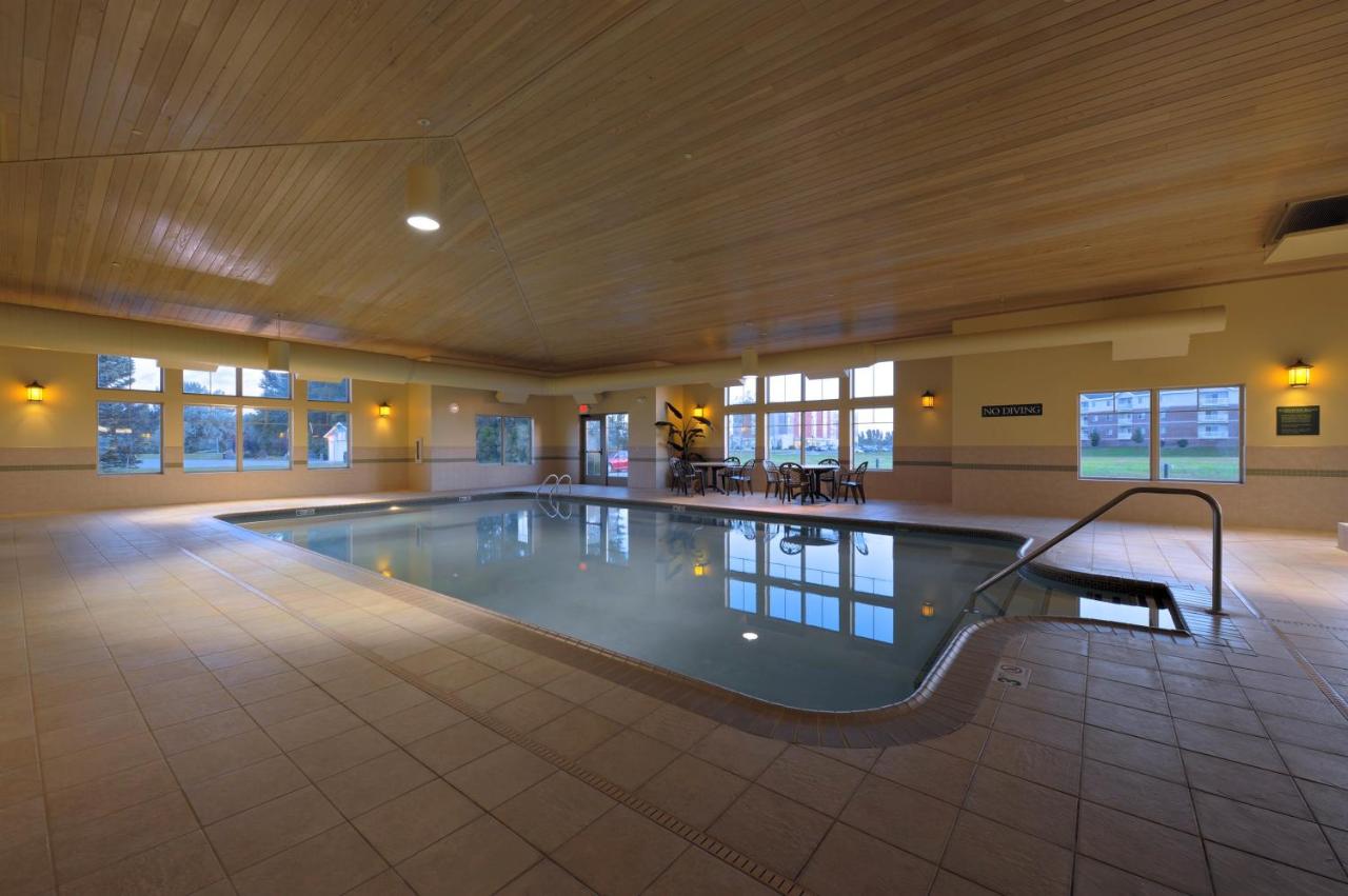 Heated swimming pool: Country Inn & Suites by Radisson, Grand Forks, ND