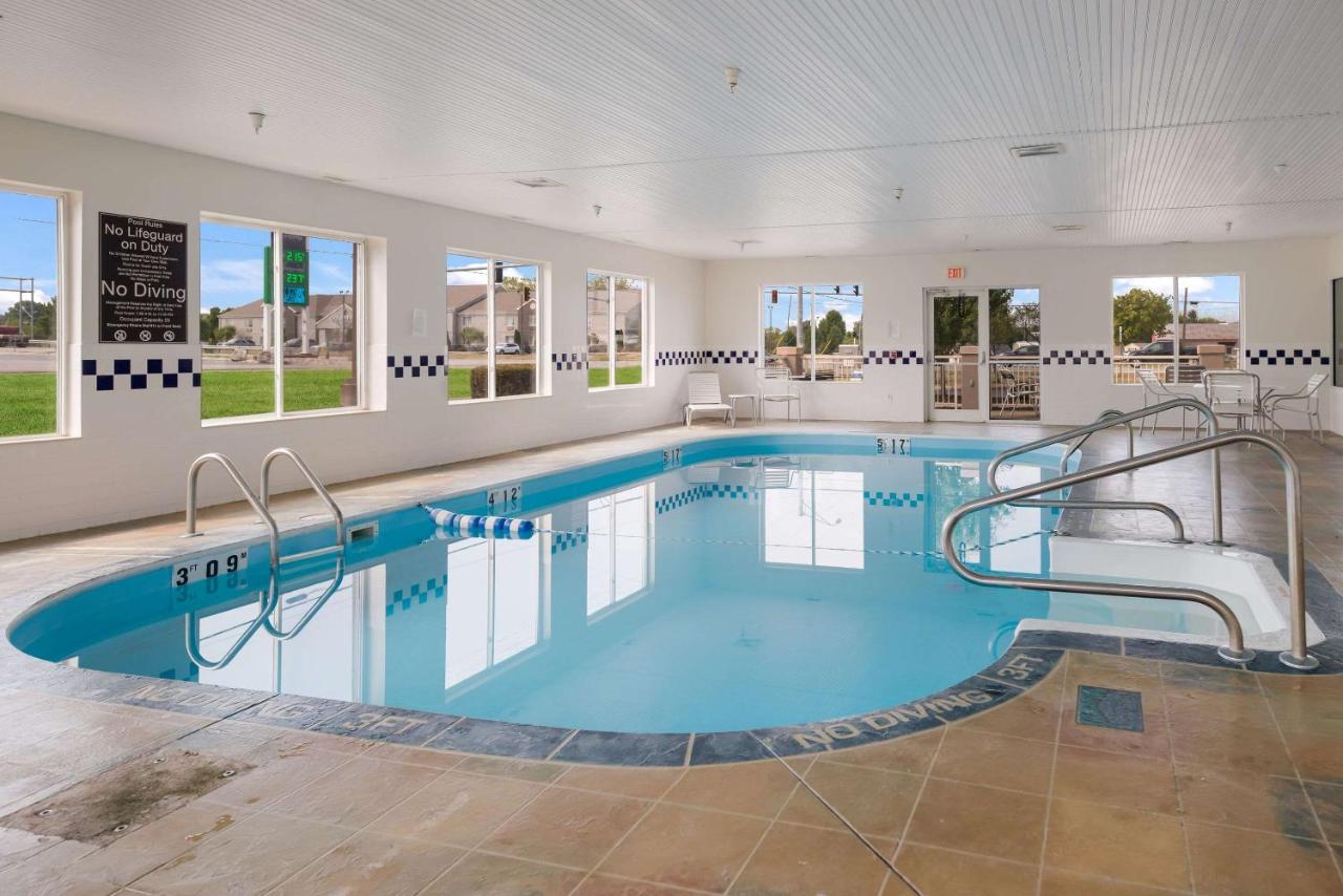 Heated swimming pool: Sleep Inn & Suites Port Clinton