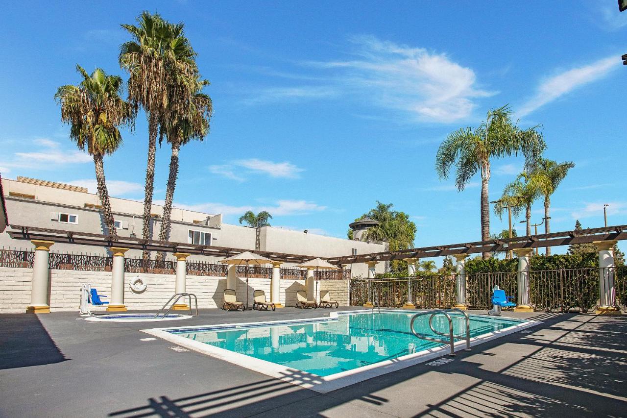 Heated swimming pool: Stanford Inn & Suites Anaheim