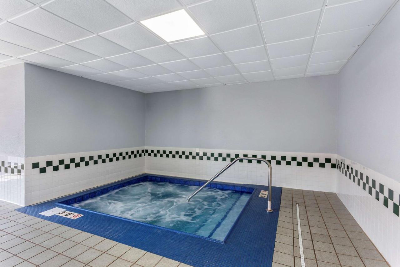 Heated swimming pool: Comfort Inn Gurnee near Six Flags
