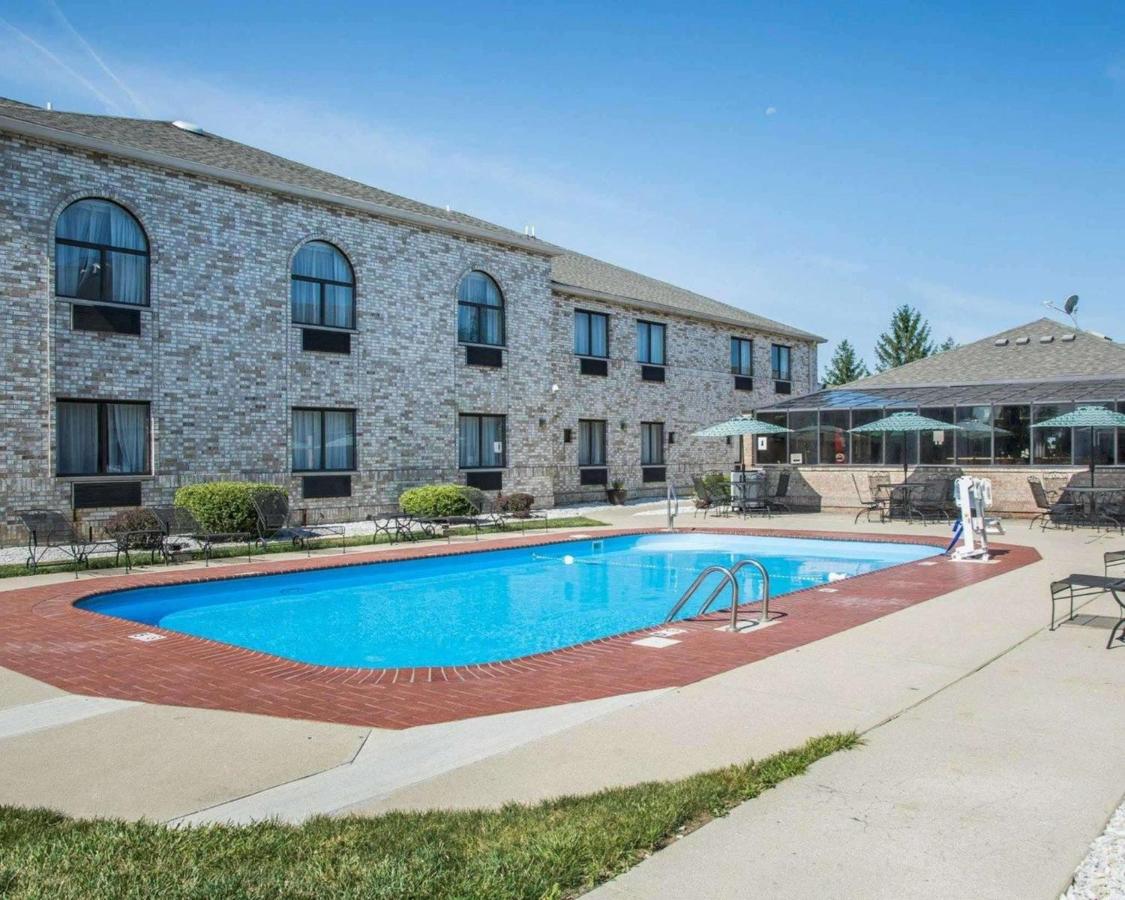Heated swimming pool: Comfort Inn Bellefontaine