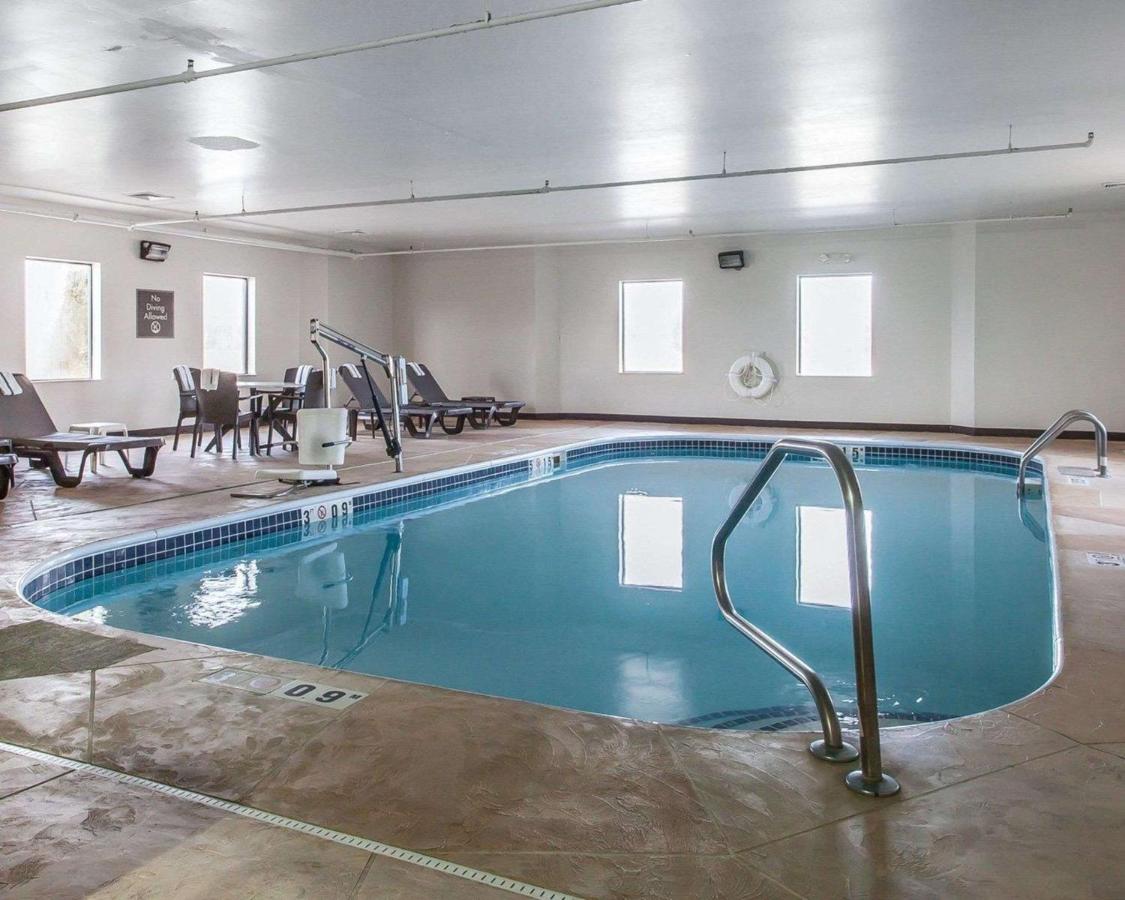 Heated swimming pool: Sleep Inn & Suites Near I-90 and Ashtabula