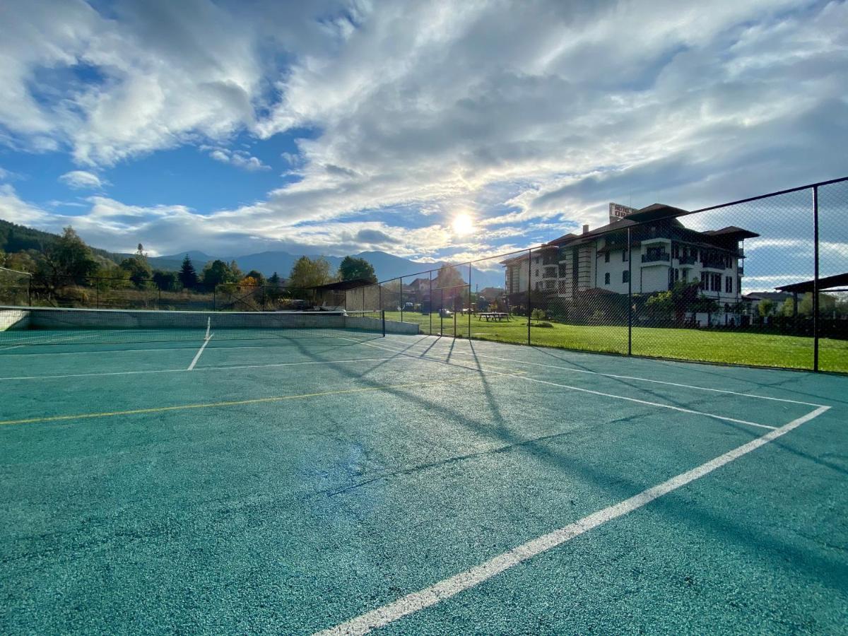 Tennis court: Hotel Orbel