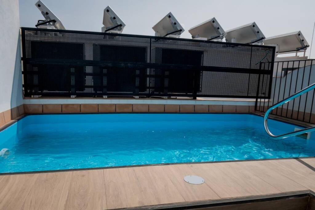Rooftop swimming pool: Fantastico apartamento recien renovado con piscina en la azotea, dos dormitorios y aparcamiento gratuito en la calle.