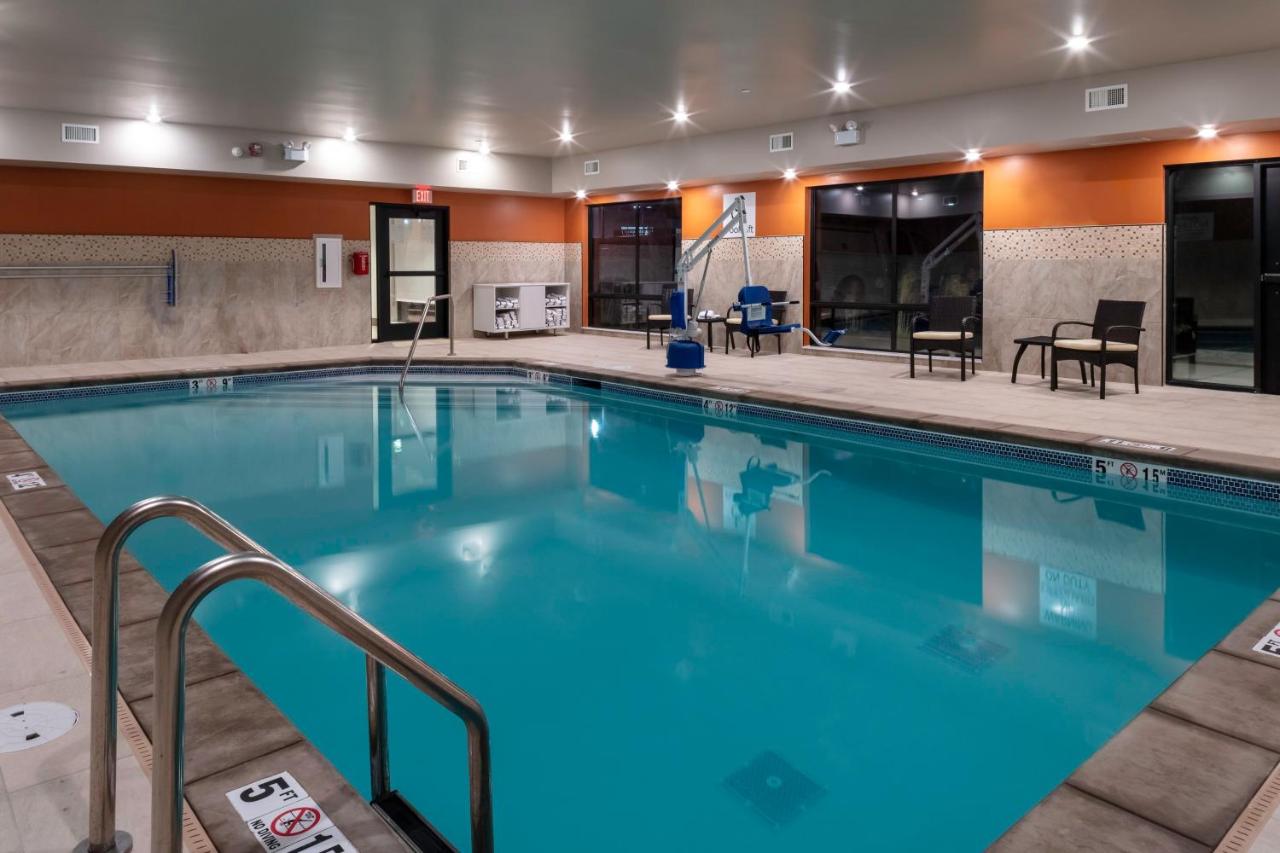 Heated swimming pool: Holiday Inn Express & Suites - The Dalles, an IHG Hotel