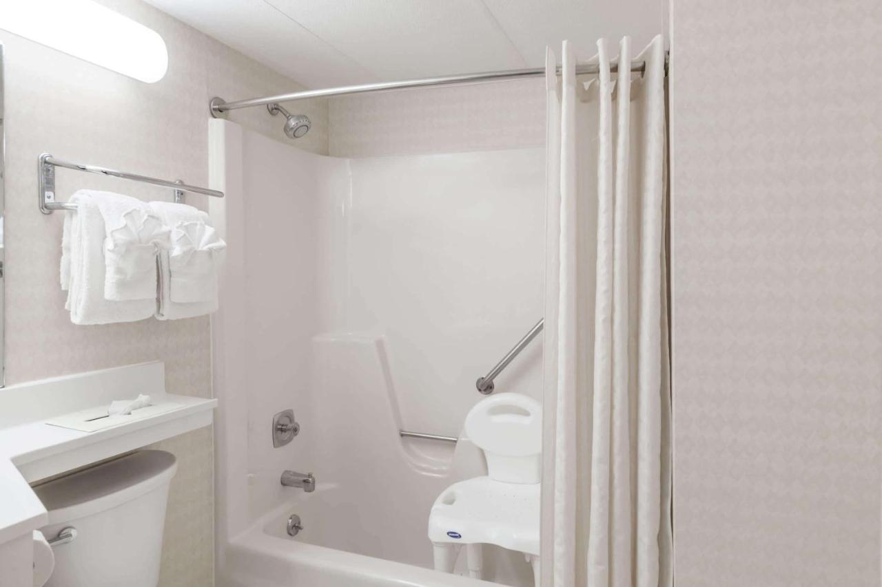 Traveler Inn & Suites — photo 14