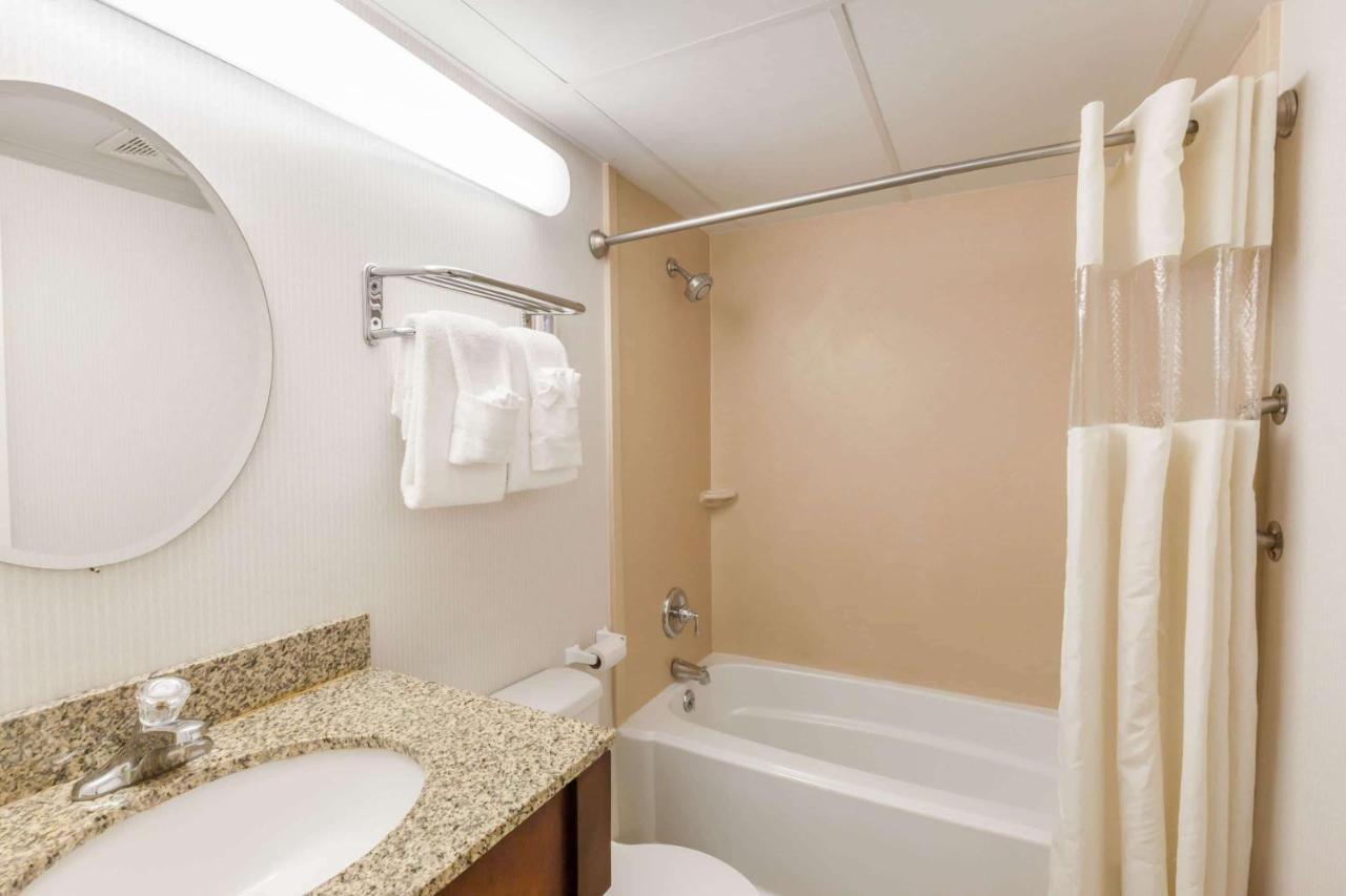 Traveler Inn & Suites — photo 13
