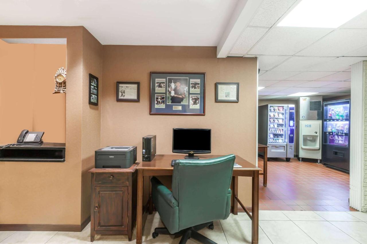 Traveler Inn & Suites — photo 24