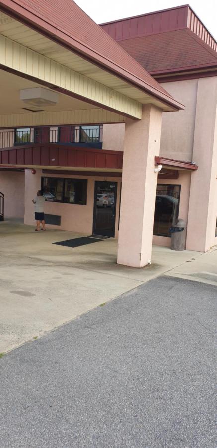 Kershaw Motel — photo 19