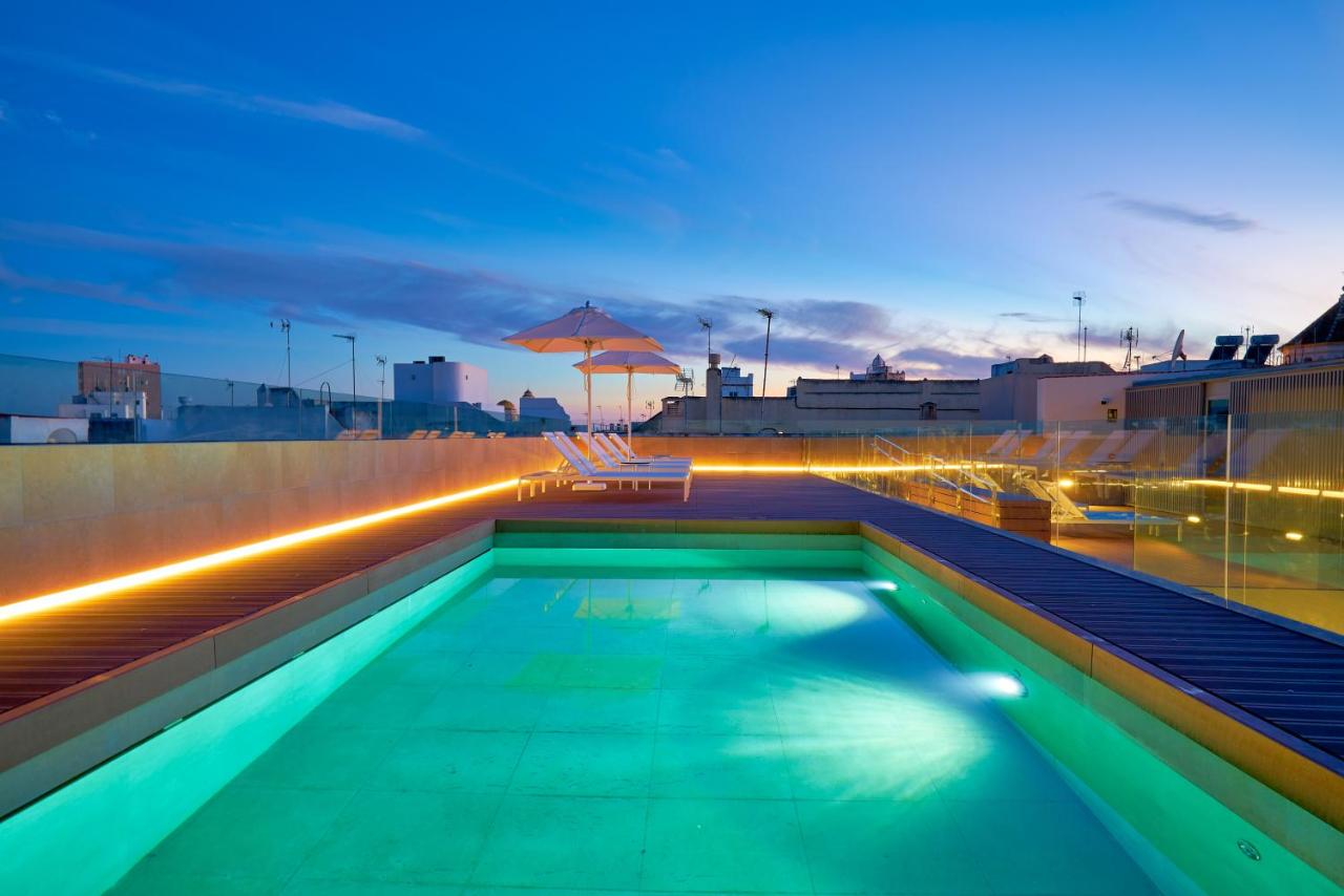 Rooftop swimming pool: Tandem Torres de Cádiz Suites