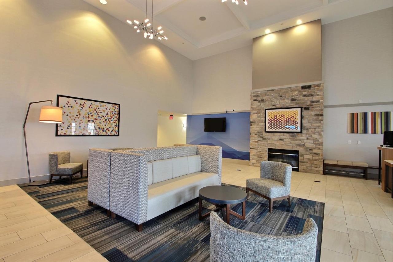 Image: Holiday Inn Express Hotel & Suites Milwaukee Airport by IHG