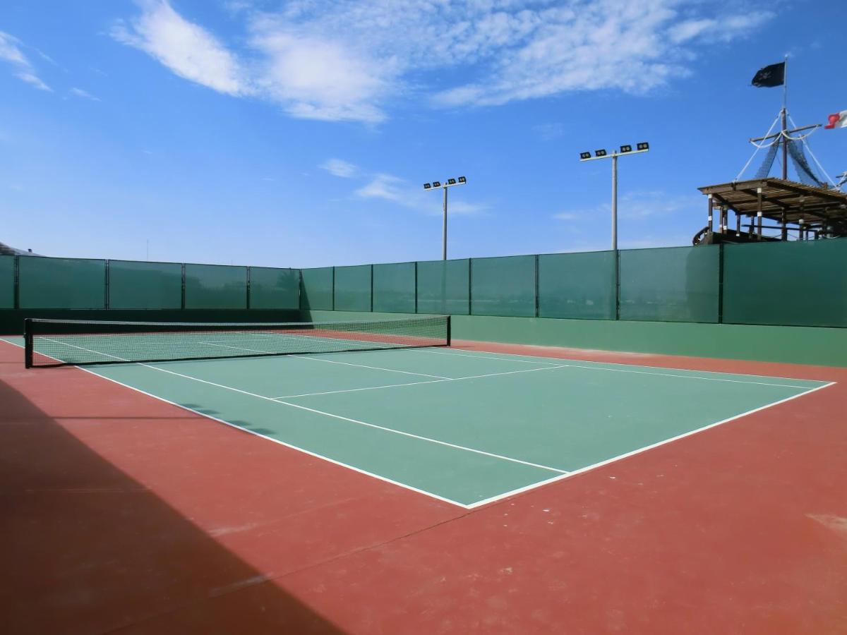 Tennis court: Aranwa Paracas Resort & Spa