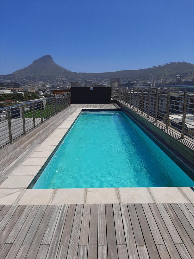Rooftop swimming pool: Cape Town Top Floor, with Table Mountain