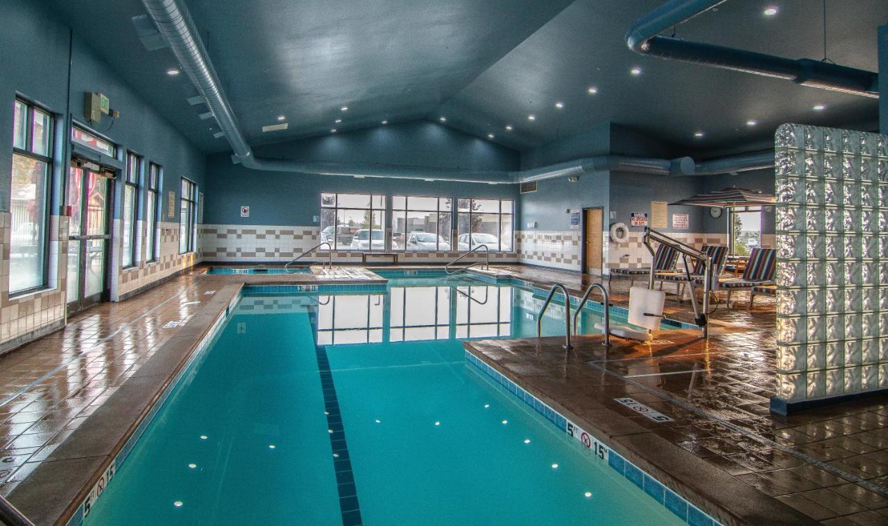 Heated swimming pool: Holiday Inn Express Hotel & Suites Kalispell, an IHG Hotel