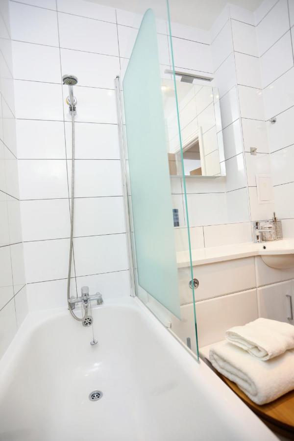 Aisiki Living at Upton Rd, Multiple 1, 2, or 3 Bedroom Apartments, King or Twin beds with FREE WIFI and FREE PARKING photo