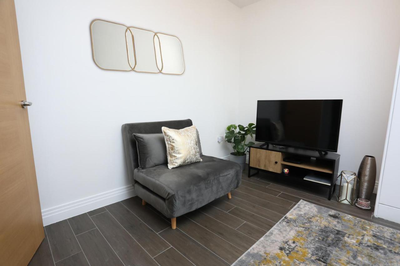 Aisiki Living at Upton Rd, Multiple 1, 2, or 3 Bedroom Apartments, King or Twin beds with FREE WIFI and FREE PARKING photo