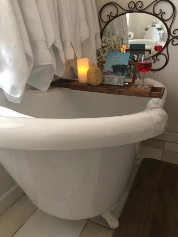Downtown BnB King Bed Clawfoot Tub & Jacuzzi — photo 14
