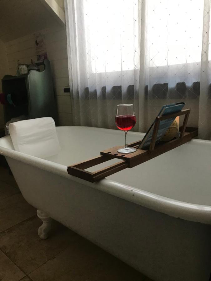 Downtown BnB King Bed Clawfoot Tub & Jacuzzi — photo 13