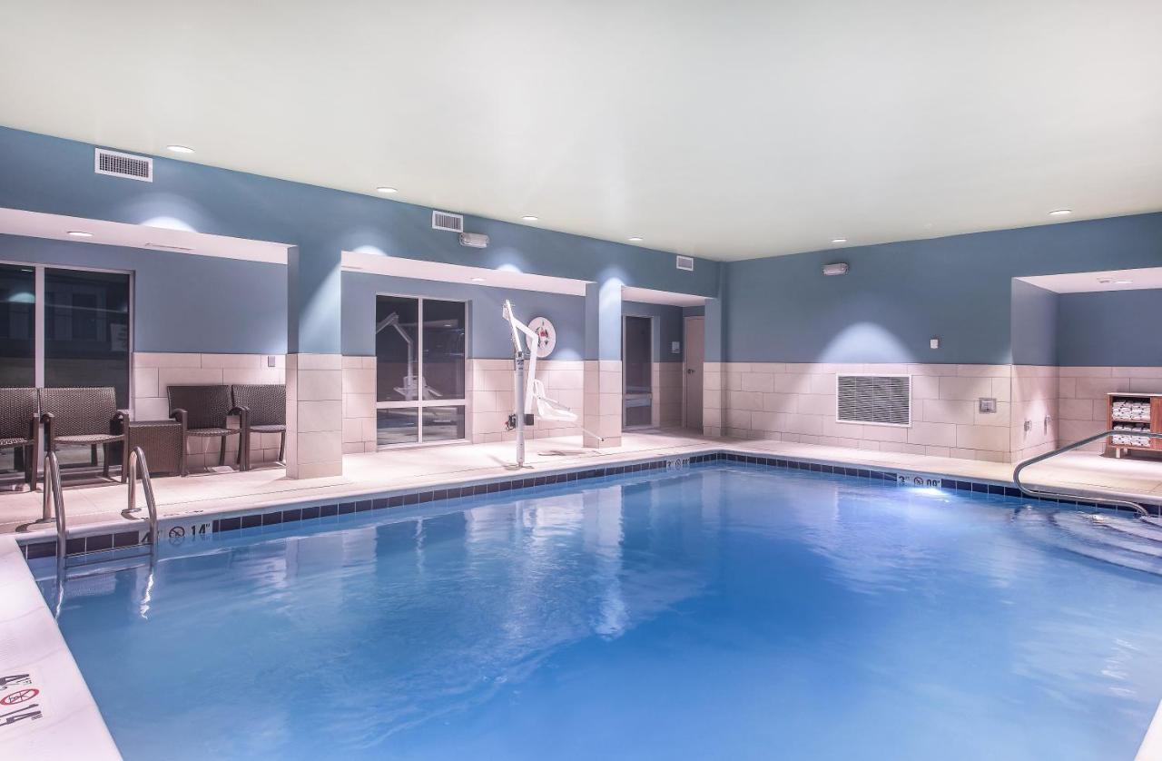 Heated swimming pool: Holiday Inn Express & Suites - La Grange, an IHG Hotel