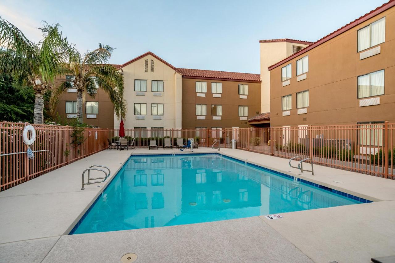 Heated swimming pool: Red Roof Inn Phoenix North - I-17 at Bell Rd