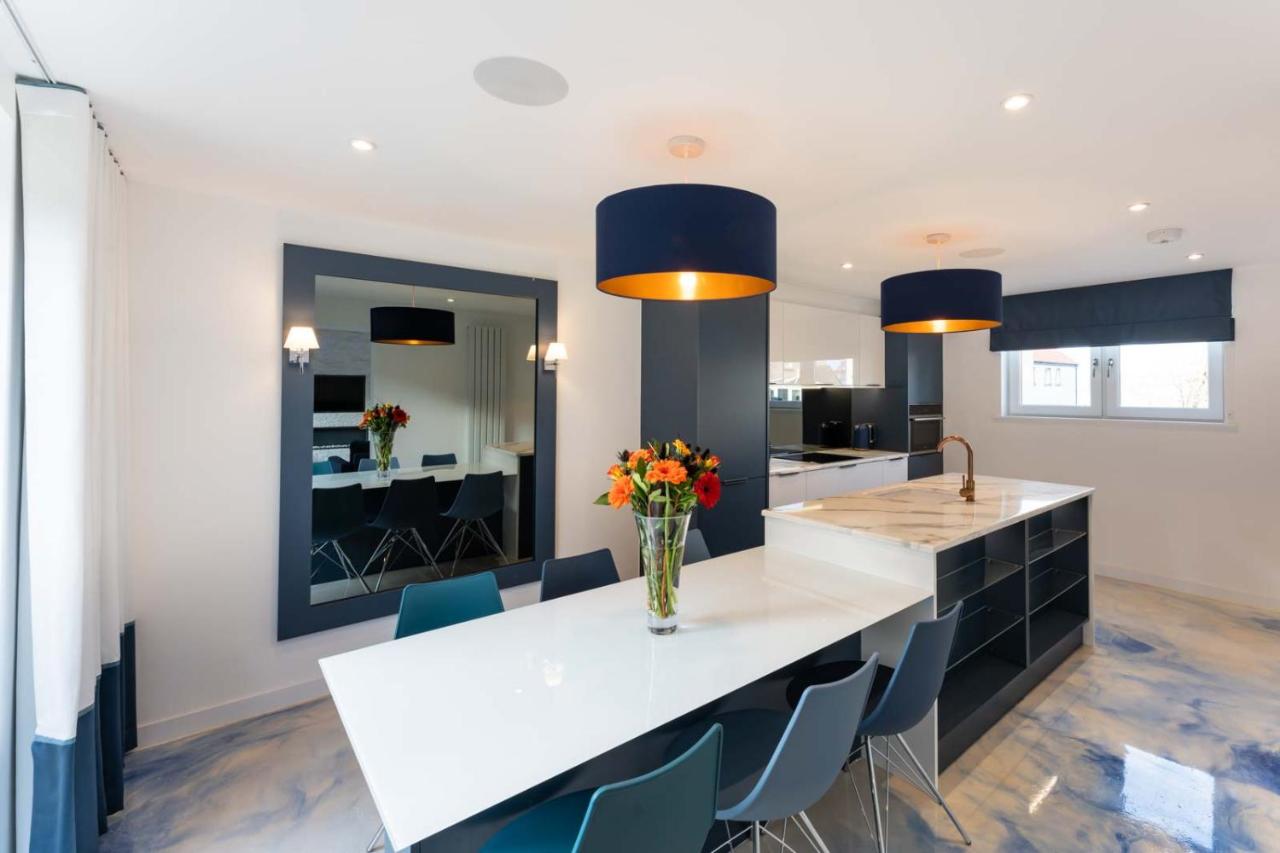 {{ hotelInfo.altText }}