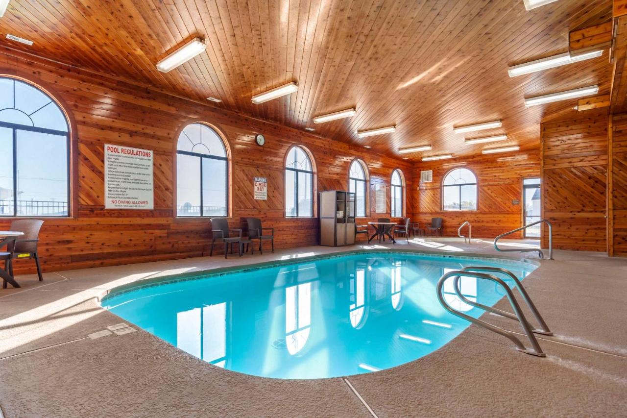 Heated swimming pool: Comfort Inn Valentine