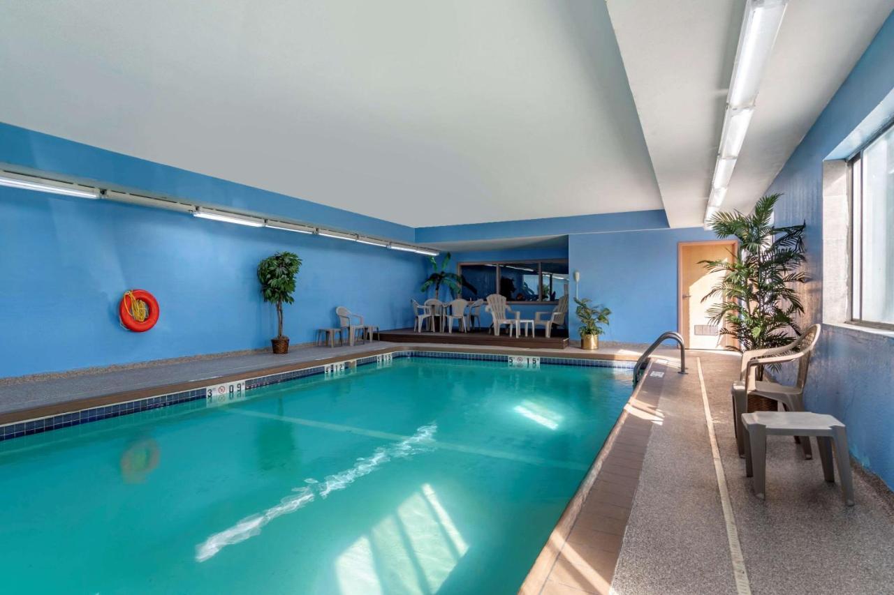 Heated swimming pool: Comfort Inn & Suites Lees Summit -Kansas City