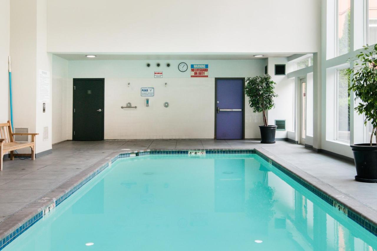 Heated swimming pool: City Water View Oasis with Pool & Gym near Cruise in Heart of Seattle