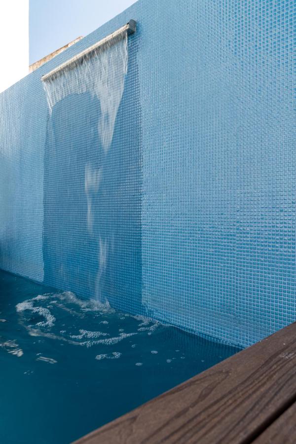 Rooftop swimming pool: Apartamentos Leoncillos