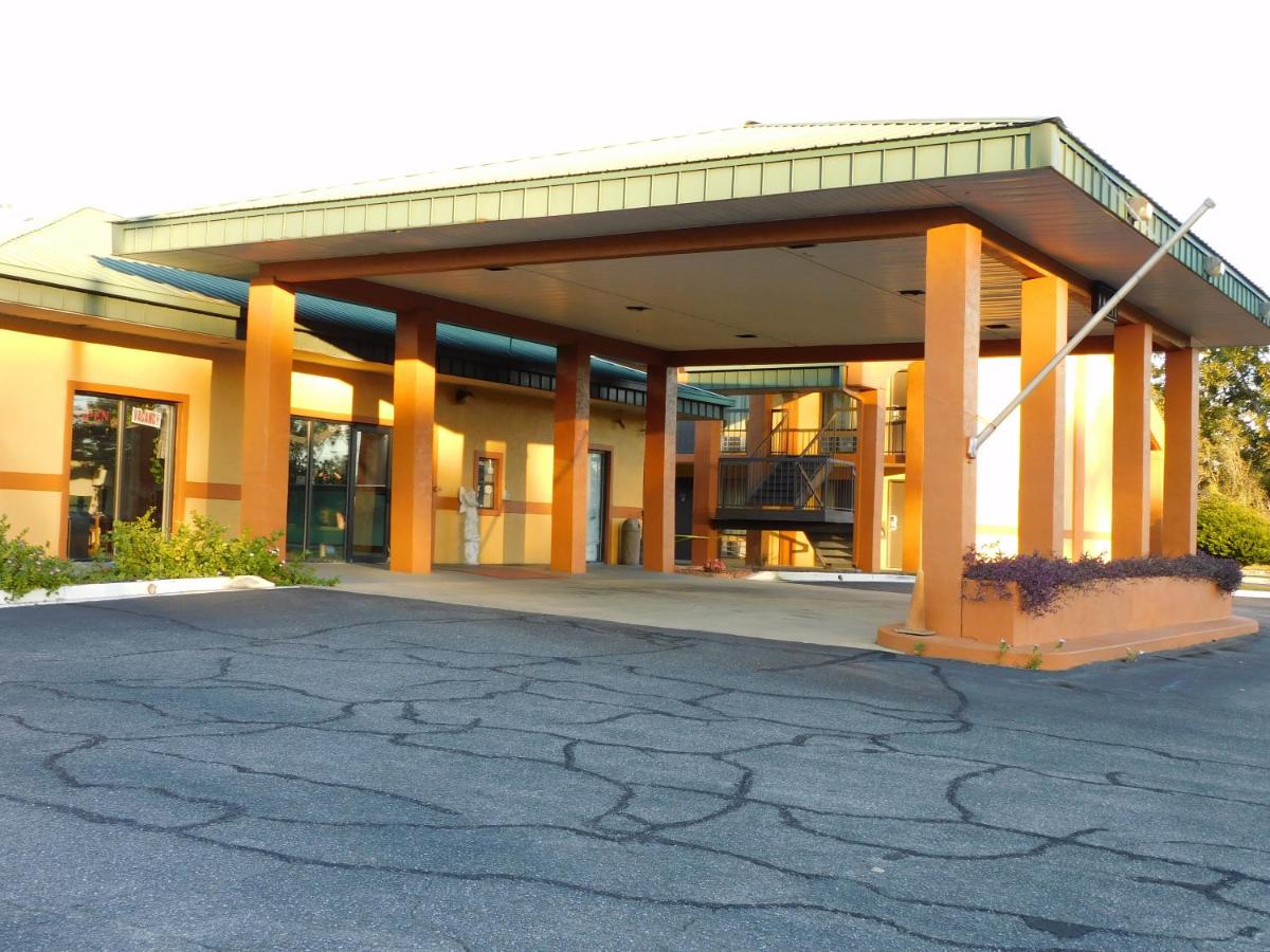 Camilla Inn Hotel & Suites — photo 10