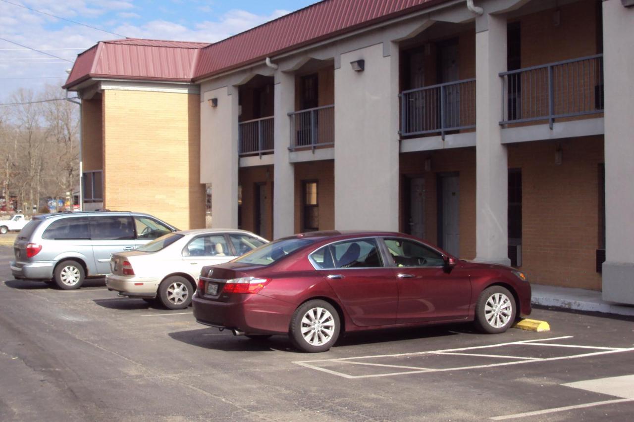 EXECUTIVE INN — photo 15