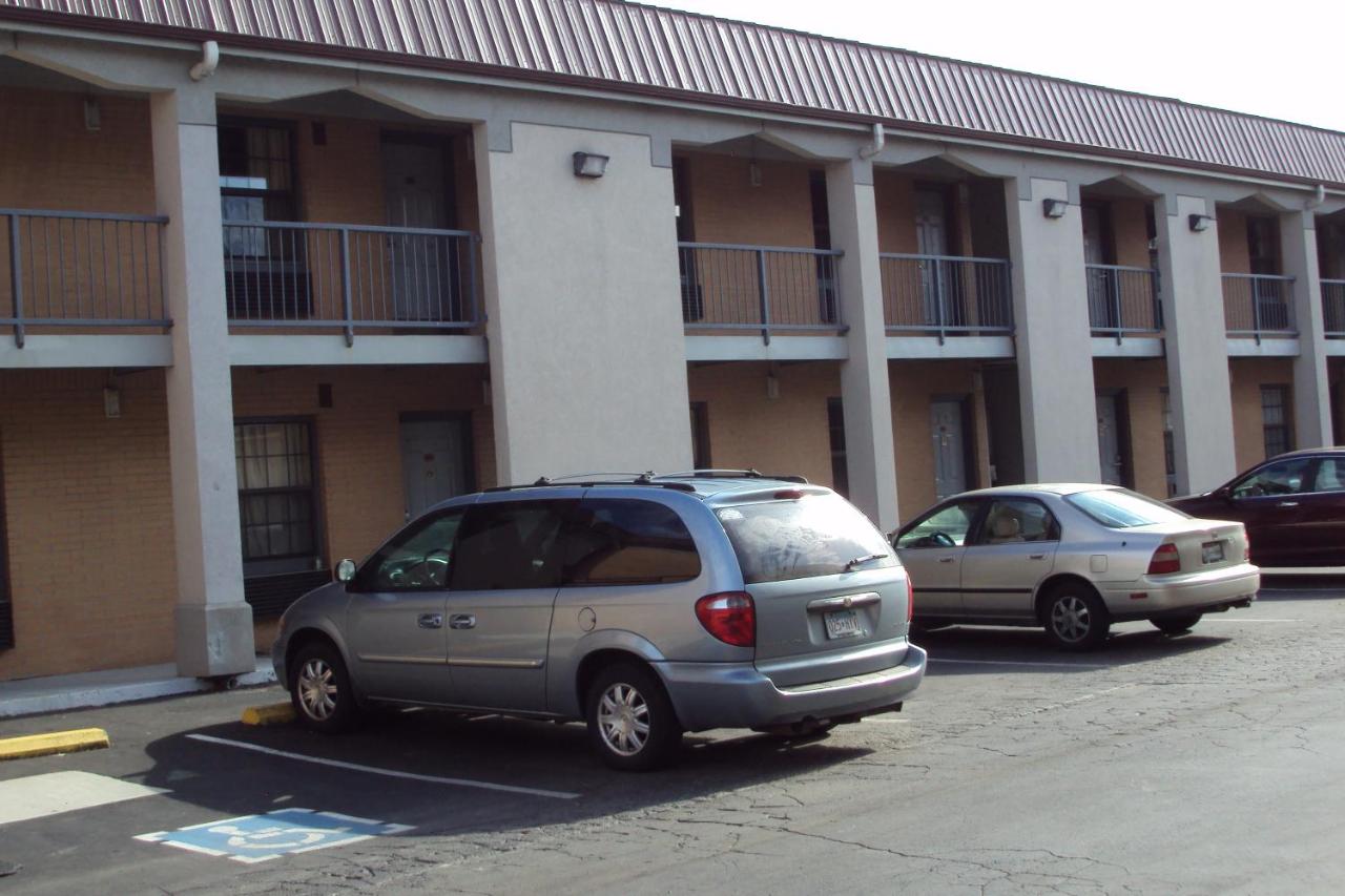 EXECUTIVE INN — photo 17