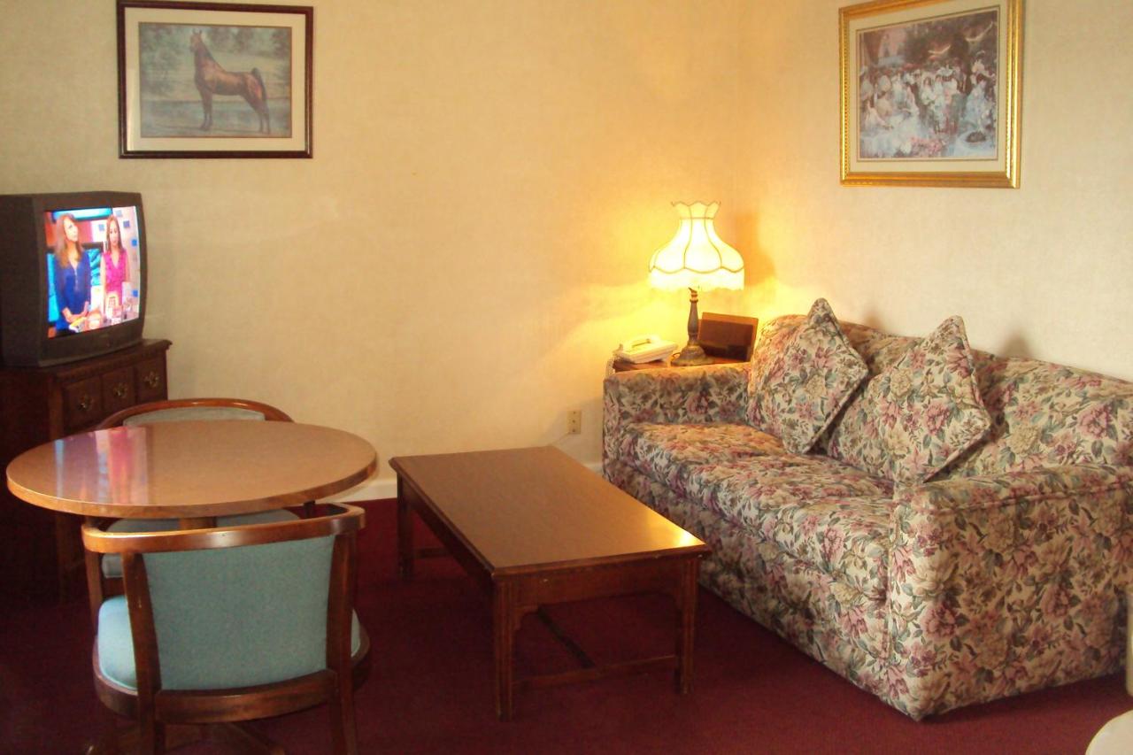 EXECUTIVE INN — photo 5