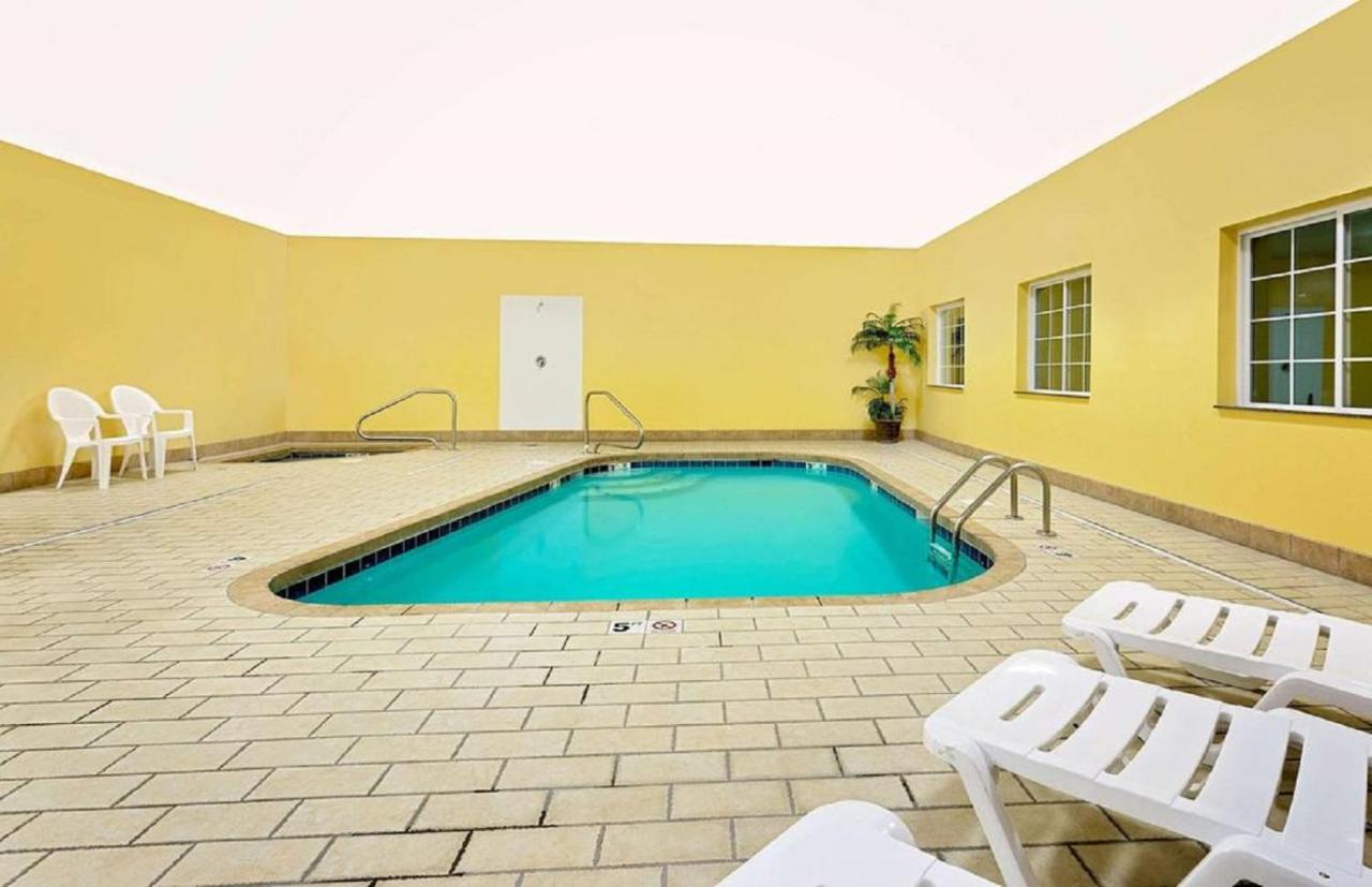 Heated swimming pool: Microtel Inn & Suites by Wyndham Princeton