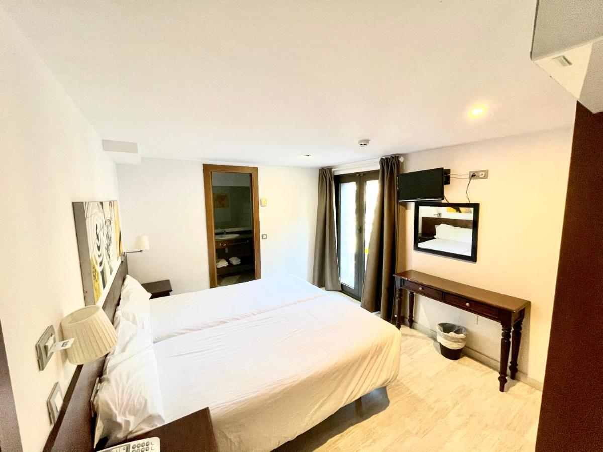 Aston Hotel photo