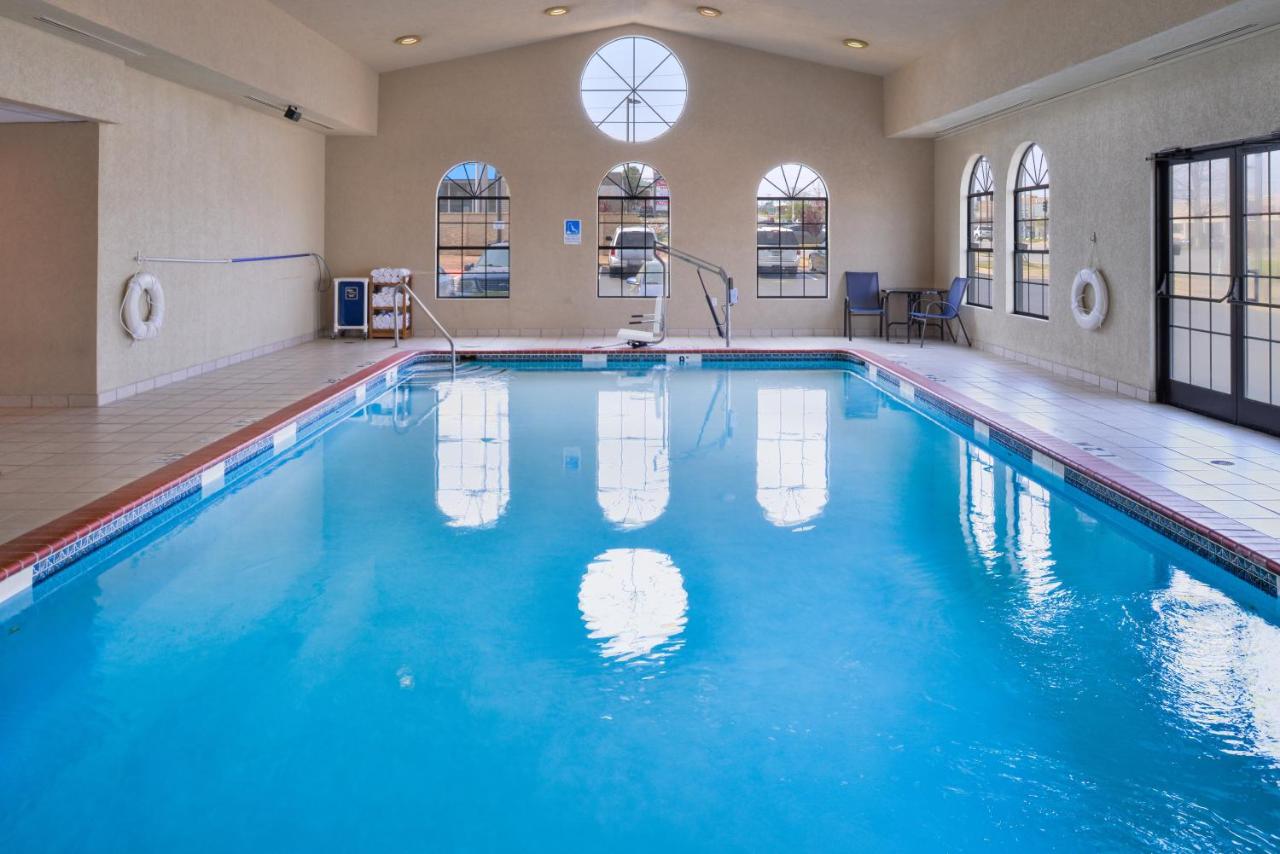 Heated swimming pool: Holiday Inn Express Hotel & Suites North Little Rock, an IHG Hotel