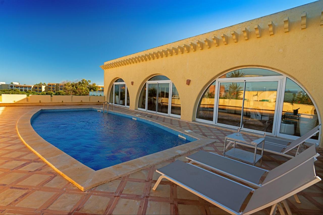 Heated swimming pool: Carthage Thalasso Resort