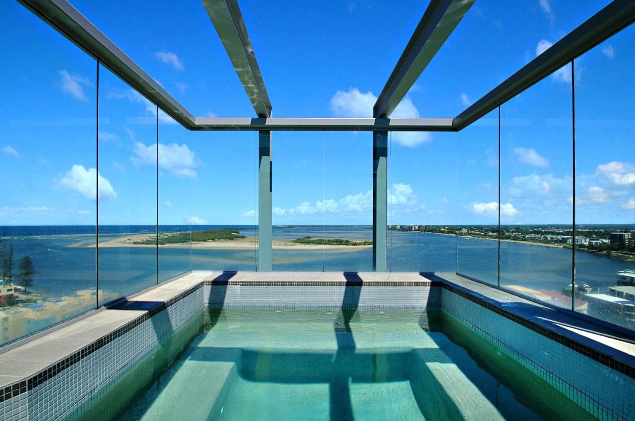 Rooftop swimming pool: Pumicestone Blue Resort