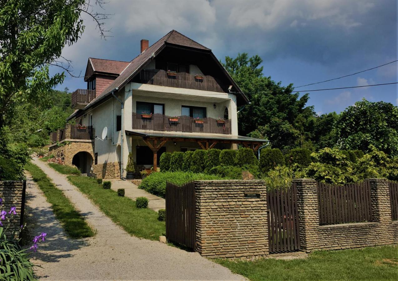 Gyöngyház Apartman (Magyarország Balatongyörök) - Booking.com