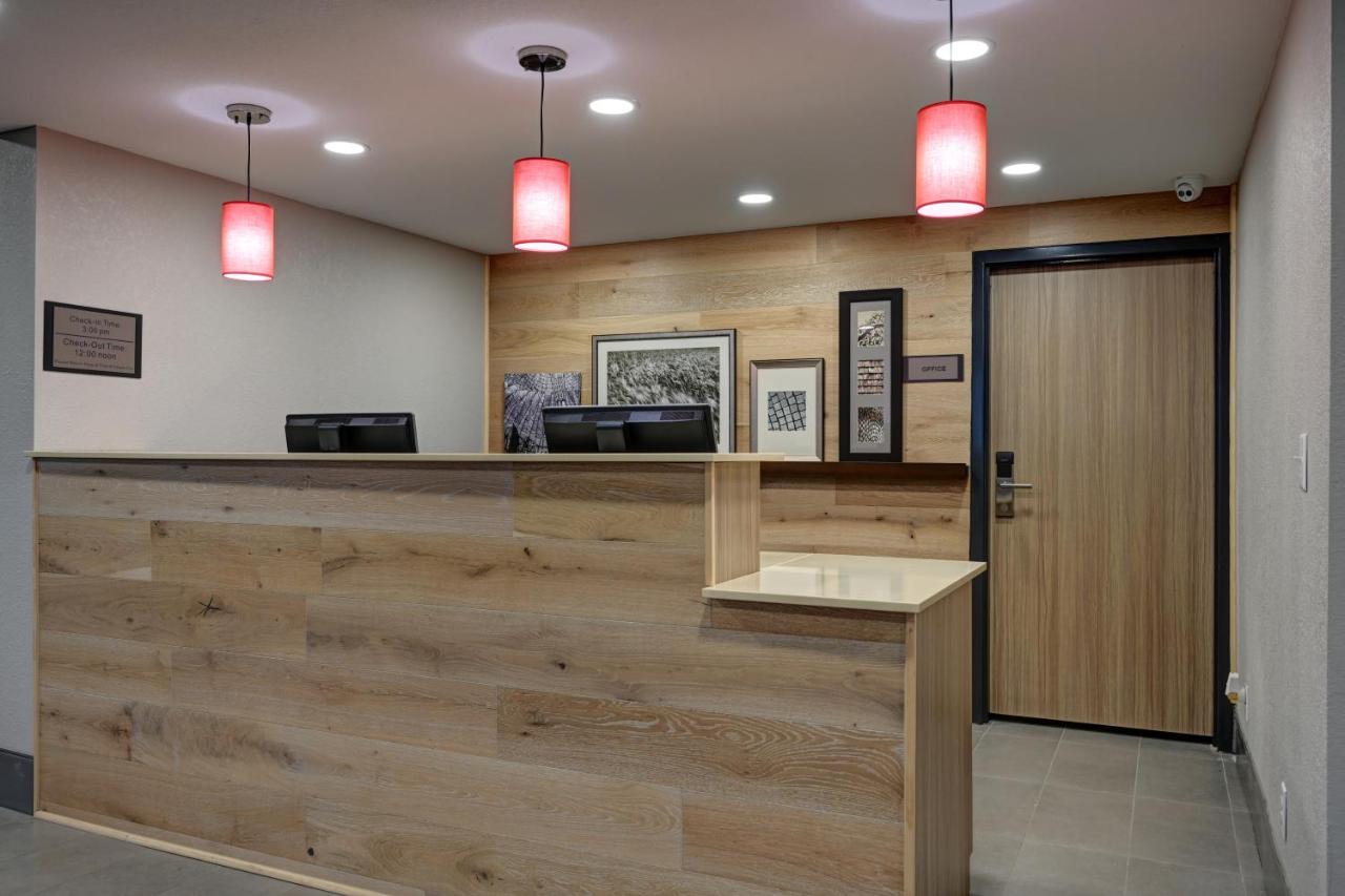 Pierre Inn & Suites — photo 20