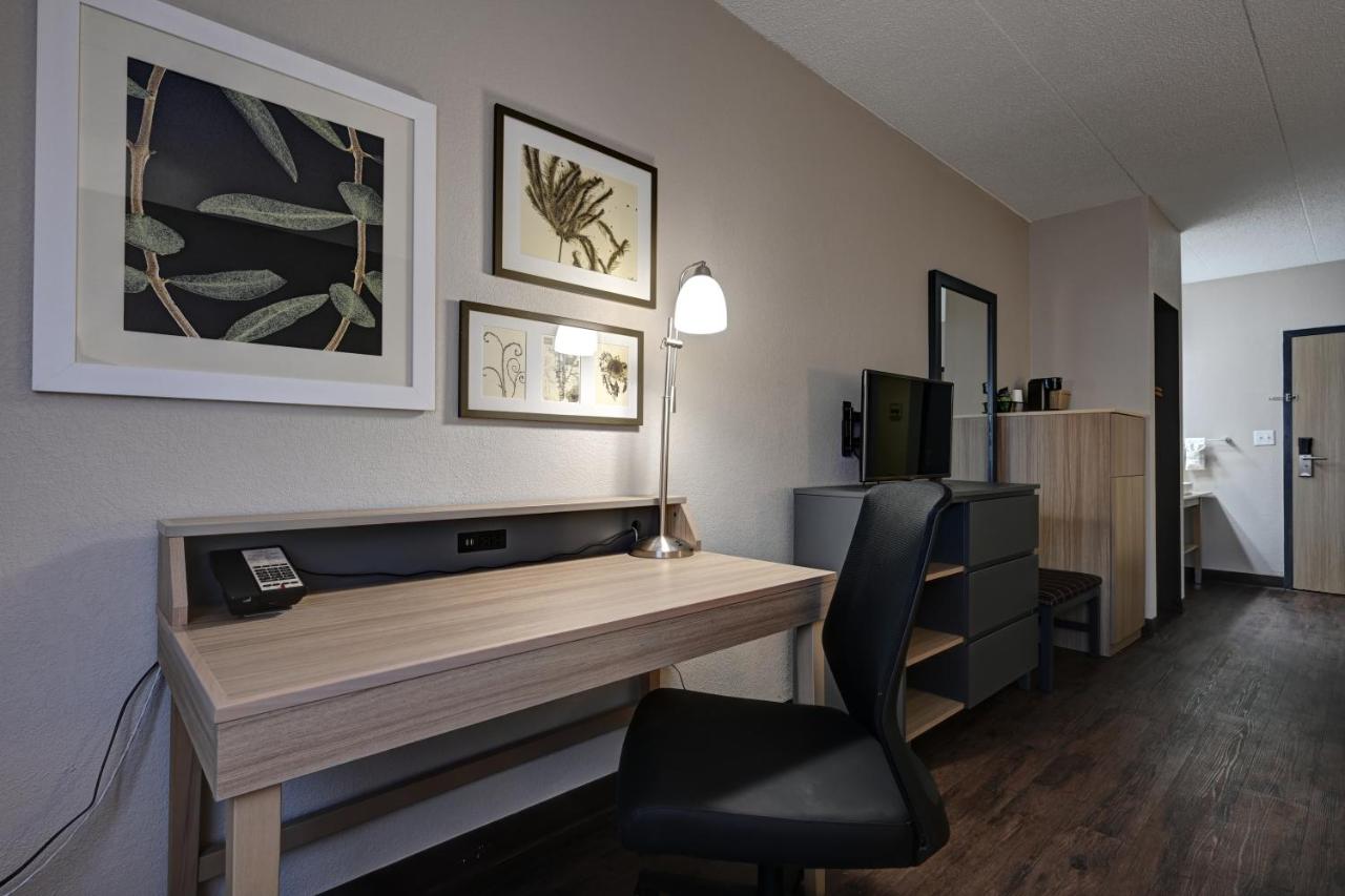 Pierre Inn & Suites — photo 22
