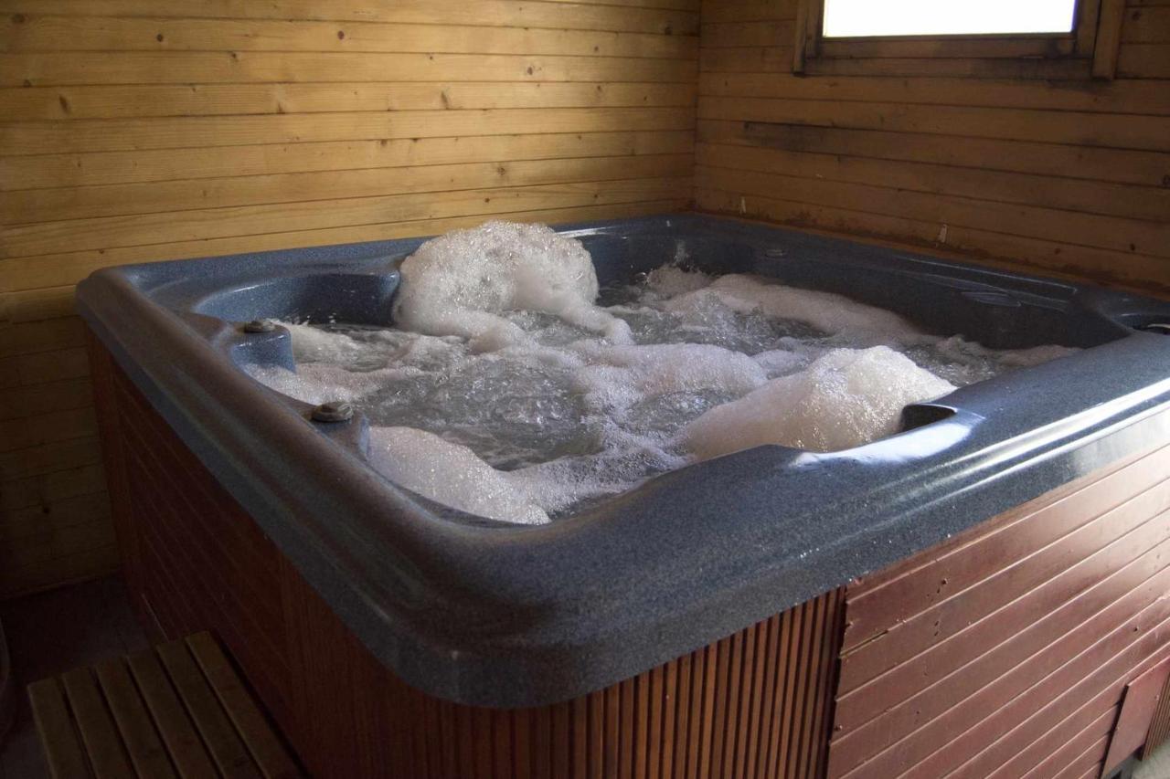 Casa rural con jacuzzi - Jacuzzi privado en la habitación en La Parrilla