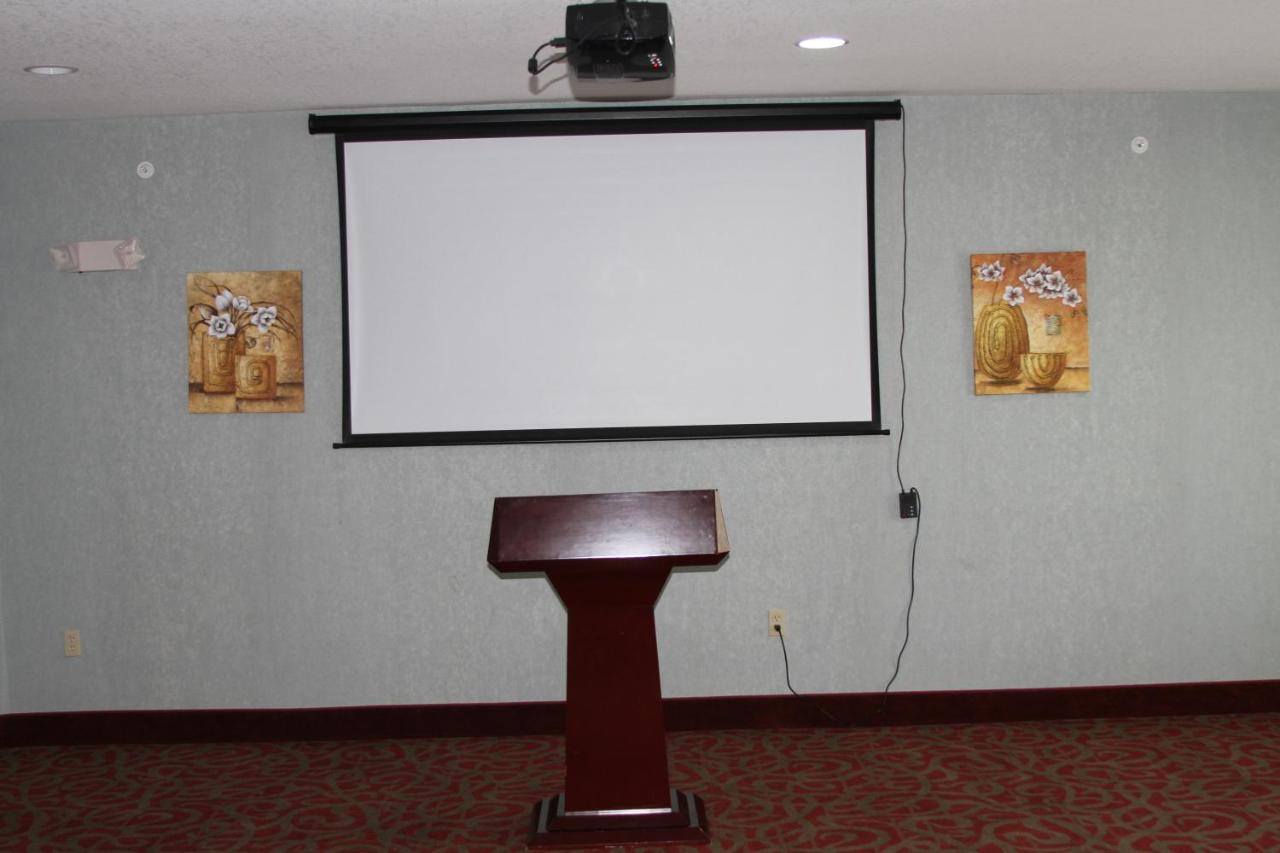 Budget Inn Of Melvindale — photo 20