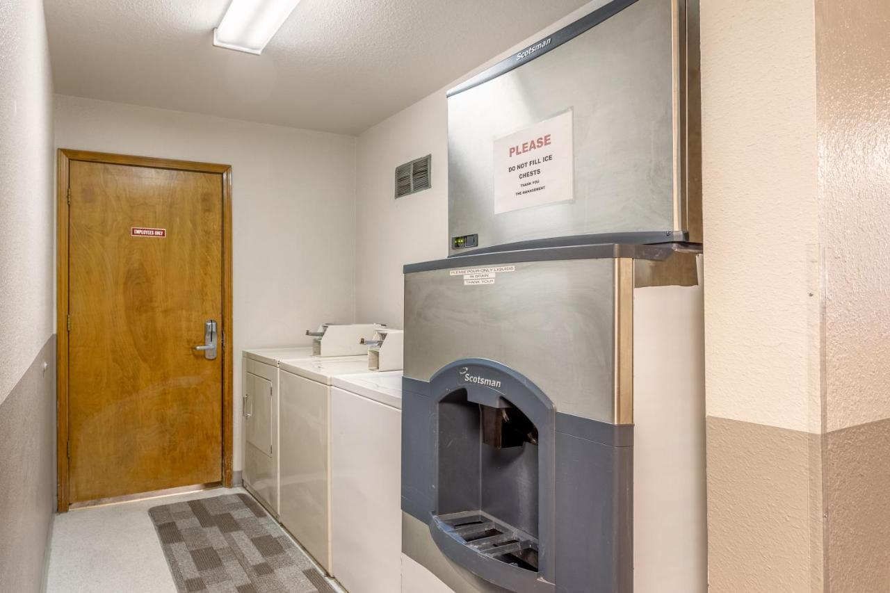 Americas Best Value Inn Burns — photo 23