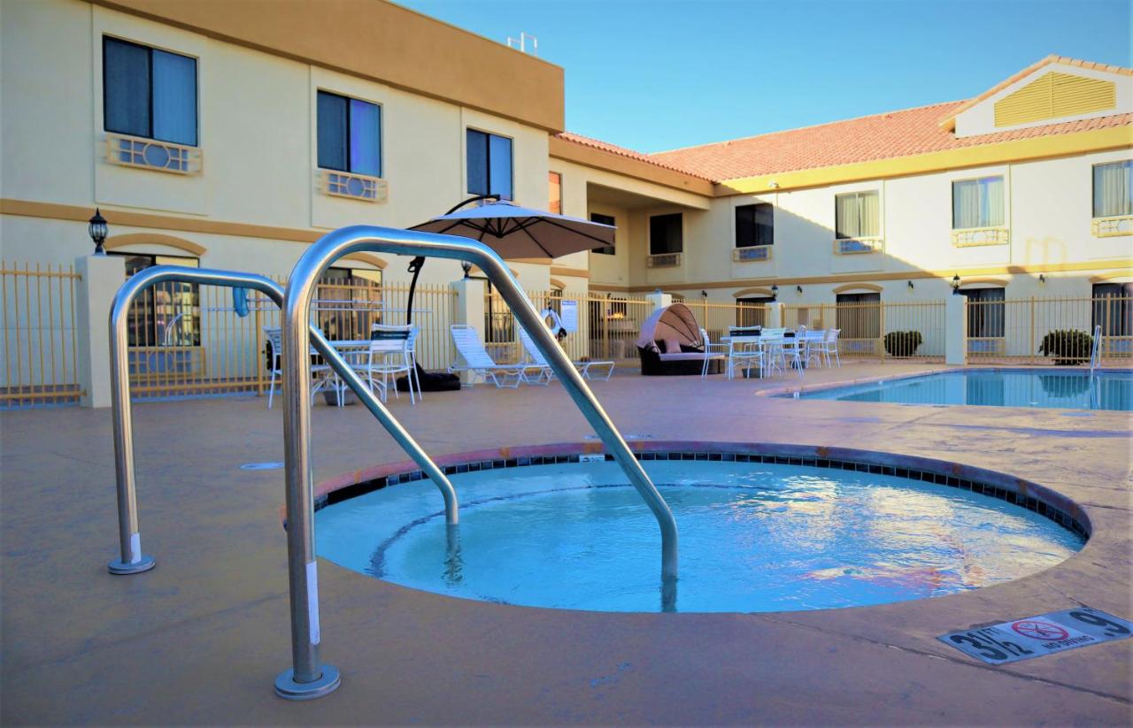 Heated swimming pool: Oasis Inn and Suites Joshua Tree -29 Palms