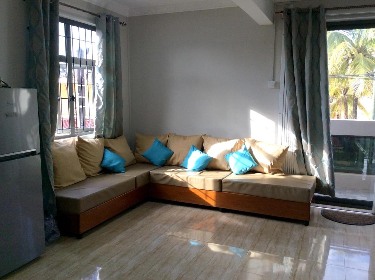 Stylish Apartment in Flic en Flac with Shared Pool - 2