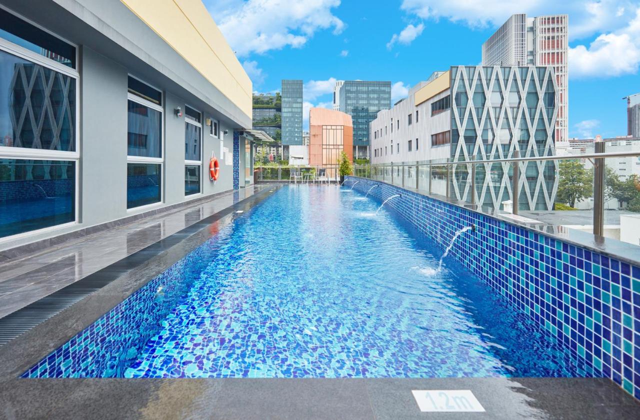 Rooftop swimming pool: ibis budget Singapore Clarke Quay