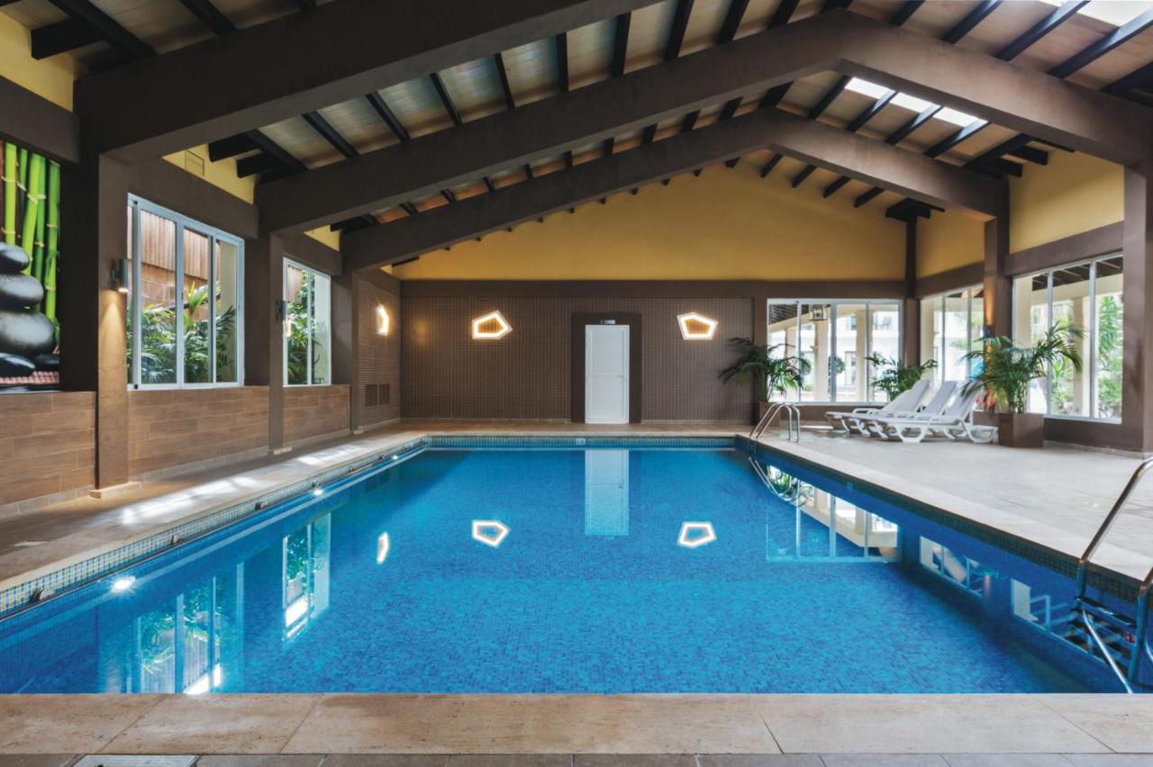 Heated swimming pool: Hotel Riu Bravo - 0'0 All Inclusive
