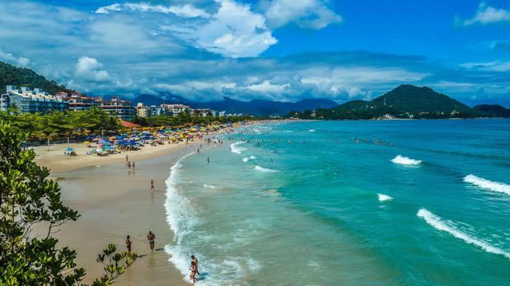 Hotel, plaża: Apto Praia Grande Ubatuba area nobre com toda comodidade para você e sua família !