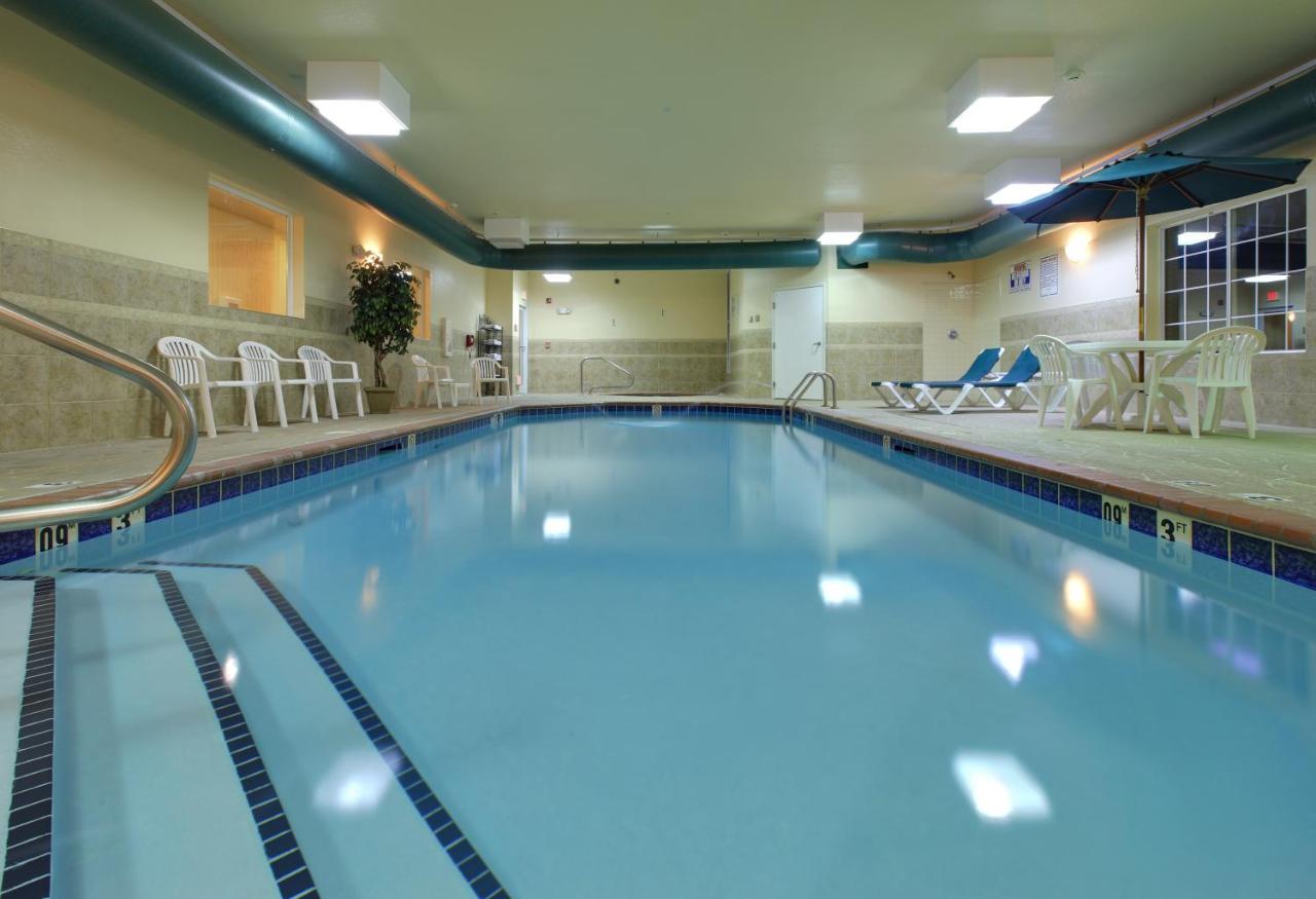 Heated swimming pool: Country Inn & Suites by Radisson, El Dorado, AR